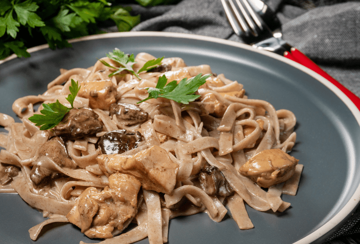 Kremasta pasta s piletinom i gljivama - Recept