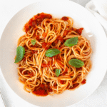 Špagete u paradajz sosu sa bijelim lukom - Recept