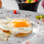 Jaja na oko sa jogurtom – brzi recept