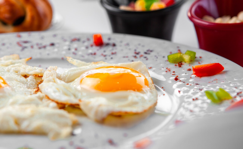 Jaja na oko sa jogurtom – brzi recept